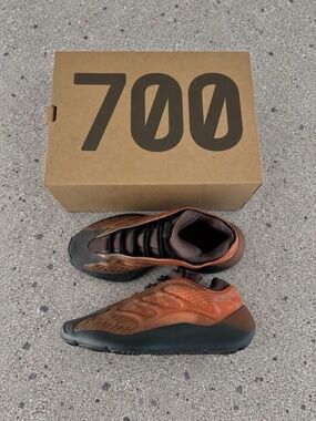 Adidas Yeezy 700 V3 “Copper Fade” Men's Sneakers Tru Form Gray/Orange Sz 9.5 US
